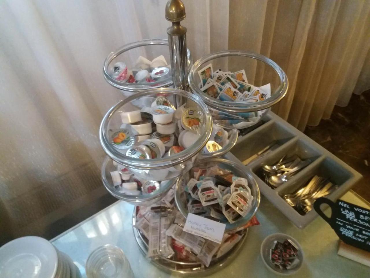 Columbus Urban Resort Florencja Zewnętrze zdjęcie A tiered serving stand with various teas